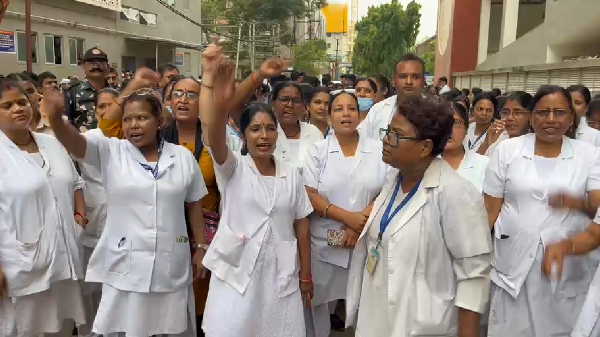PMCH में नर्सों का कार्य बहिष्कार, डॉक्टर पर लापरवाही और मारपीट का आरोप